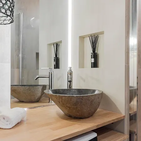 Nero, Cozy Avec Piscine, Au Centre De